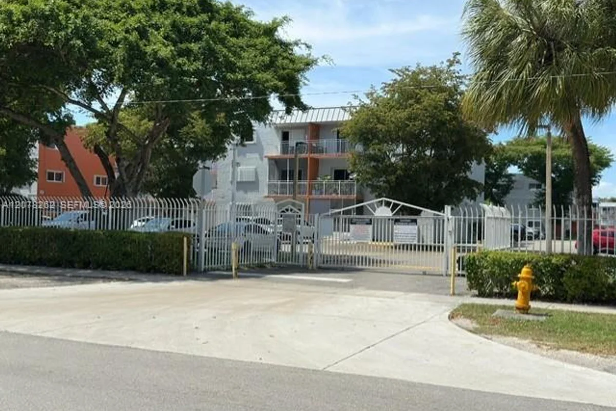 11301 SW 200th St #104-A, Miami: photo 1 of 16