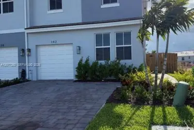 142 NE 14th Ter, Homestead: photo 1 of 25