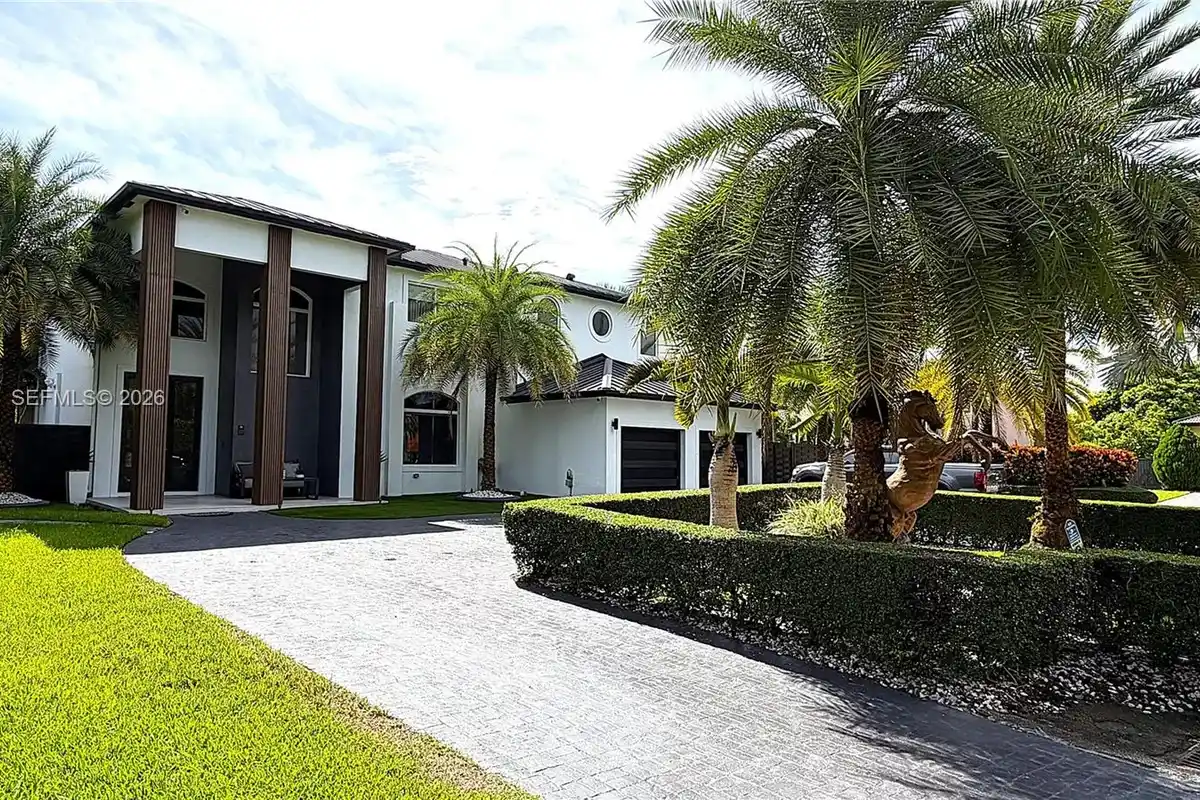8211 SW 122nd Ave, Miami: photo 1 of 35