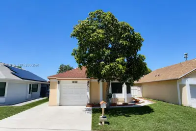 840 W Palm Run Dr, North Lauderdale: photo 1 of 18