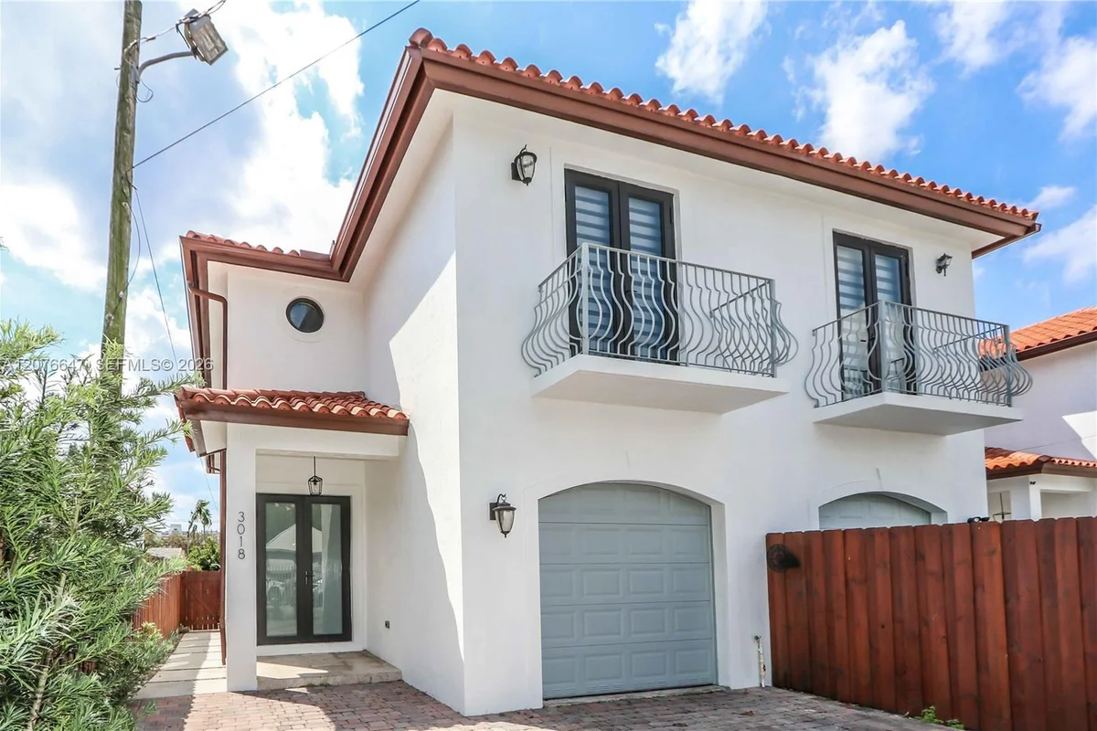 3018 SW 17th St, Miami: photo 1 of 27
