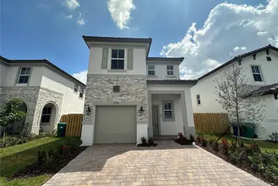 2382 NW 131st Cir, Miami: photo 1 of 32