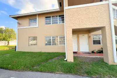 843 Twin Lakes Dr #30B, Coral Springs: photo 1 of 17