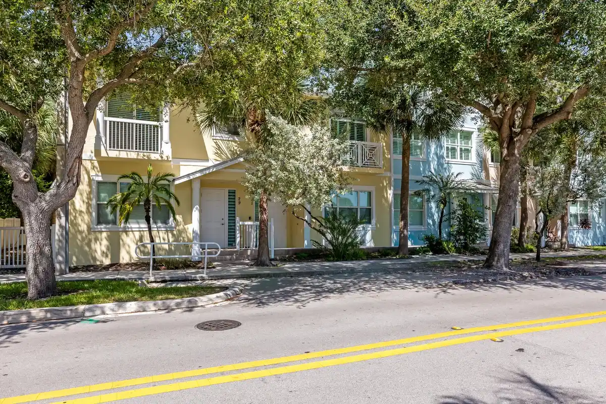 29 NE 24th Ave, Pompano Beach: photo 1 of 28