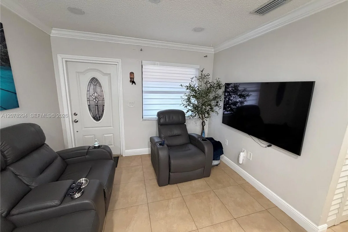 5935 W 26th Ave #204, Hialeah: photo 1 of 29
