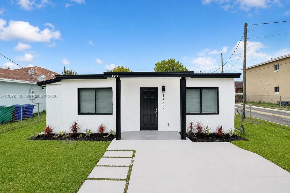 1305 NW 5th Ave, Florida City: photo 1 of 16