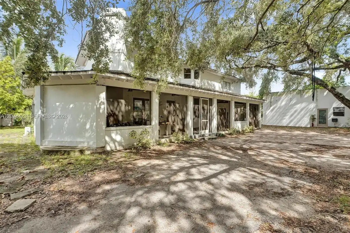 937 NE 171st St, Miami: photo 1 of 16