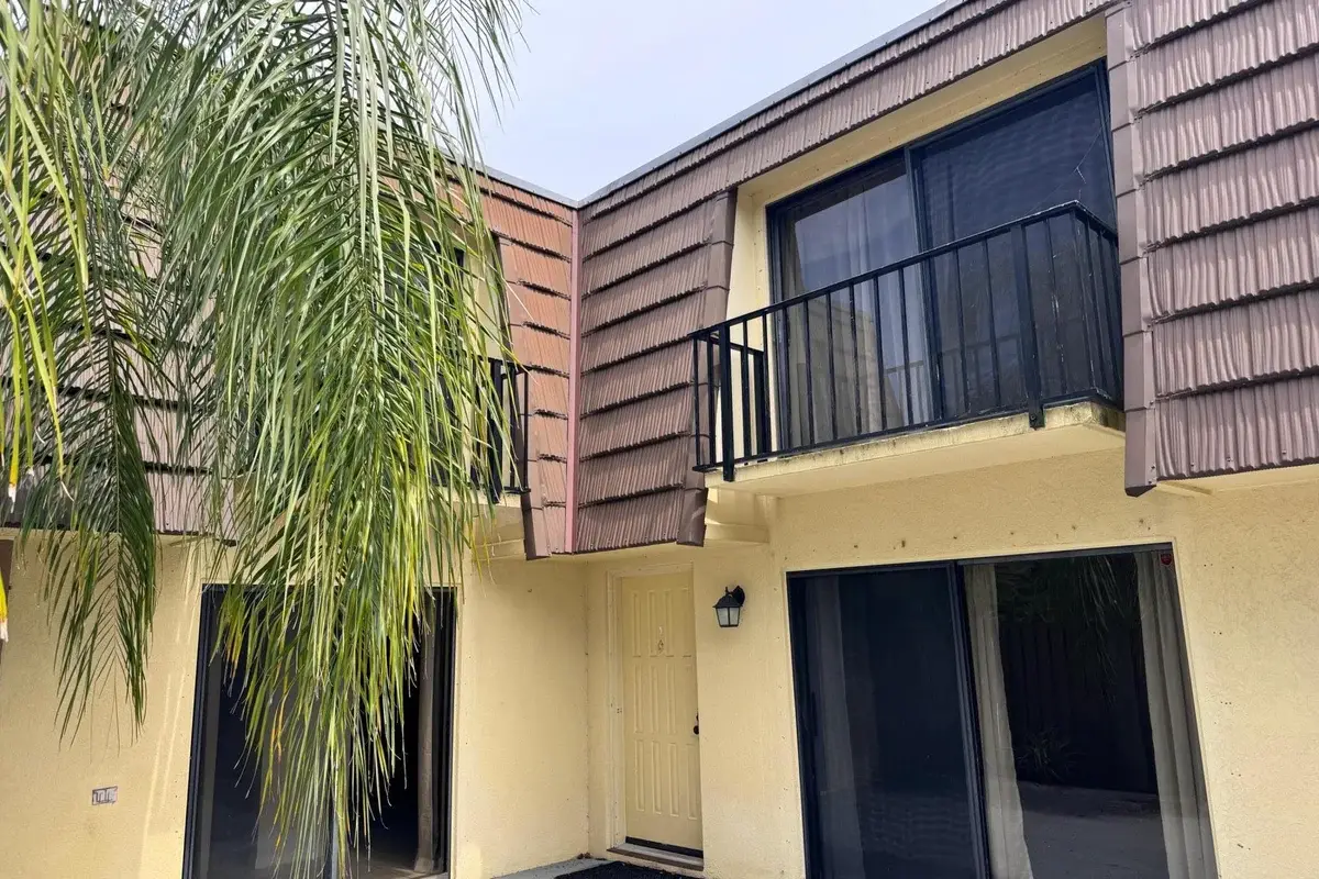 904 9th Ct, Palm Beach Gardens: photo 1 of 17