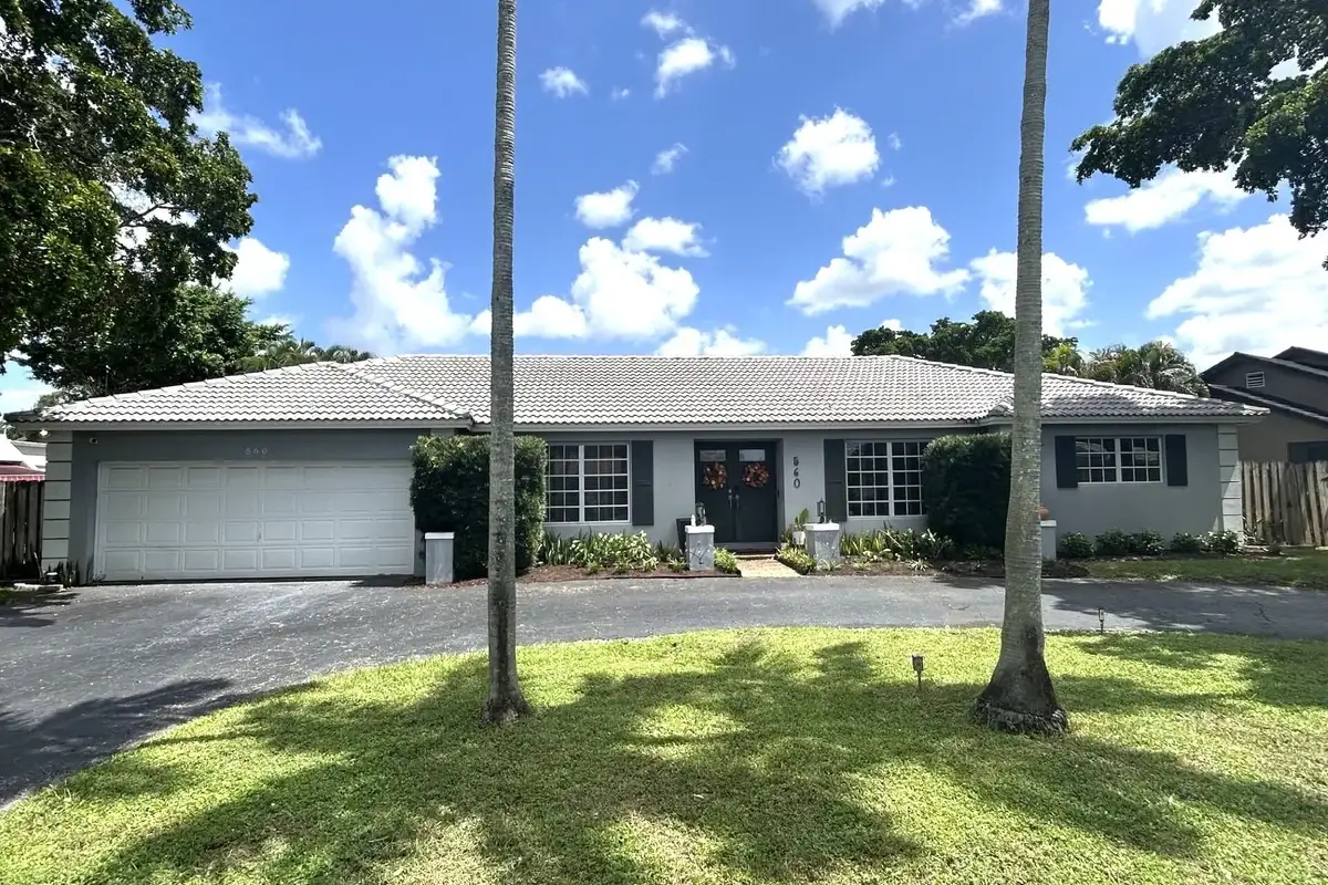 560 S Lake Dasha Dr, Plantation: photo 1 of 23