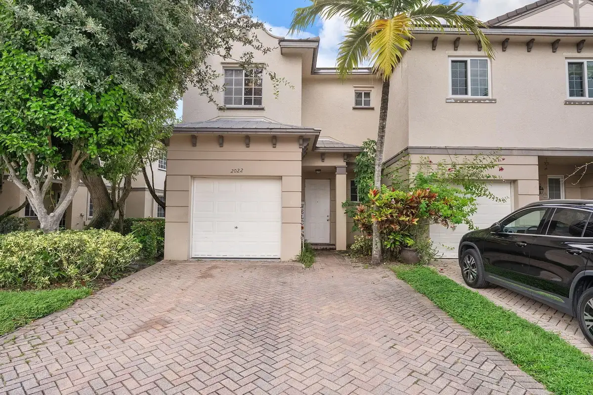 2022 Island Dr, Riviera Beach: photo 1 of 37
