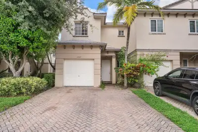 2022 Island Dr, Riviera Beach: photo 1 of 37