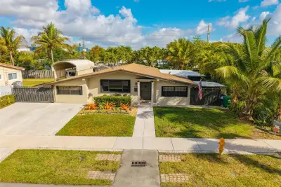 2485 NE 214th St, Miami: photo 1 of 48