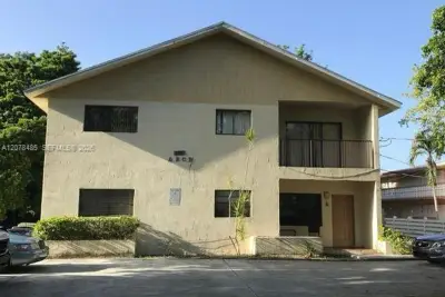 1017 SW 8th St #A, Hallandale Beach: photo 1 of 10