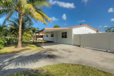 160 NW 199th St #1, Miami Gardens: photo 1 of 7
