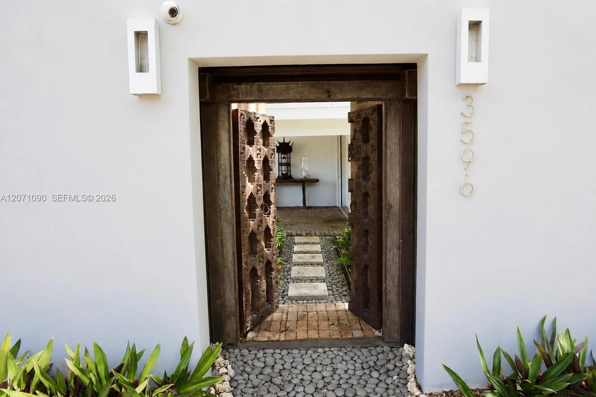 3596 Main Hwy, Miami: photo 1 of 58