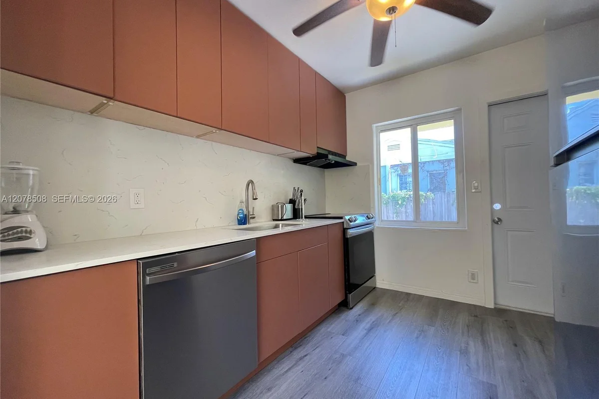 Townhouse in Fort Lauderdale: photo 1 of 12