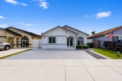 7456 W 34th Ln, Hialeah: photo 1 of 25