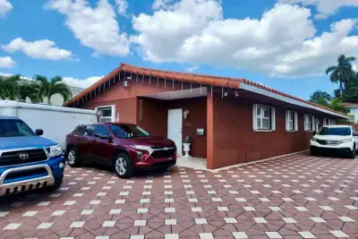 1195 NW 30th Pl, Miami: photo 1 of 25