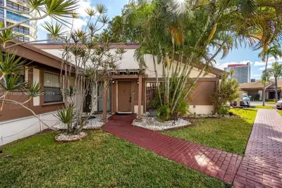 401 Leslie Dr, Hallandale Beach: photo 1 of 18