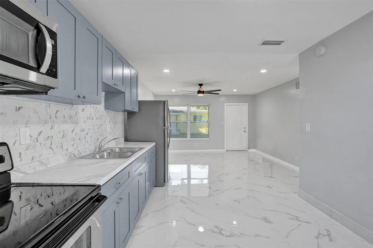 260 NE 41st St, Oakland Park: photo 1 of 42