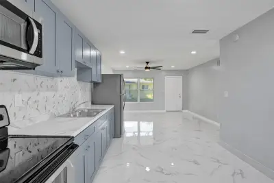 260 NE 41st St, Oakland Park: photo 1 of 42