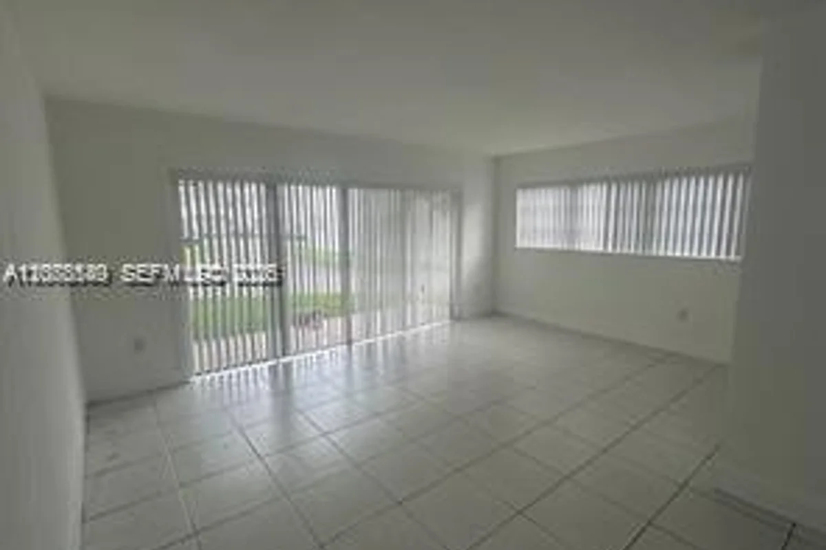 7370 SW 82nd St #E120, Miami: photo 1 of 5