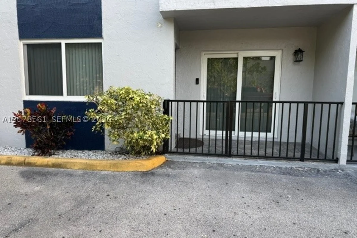 8009 W 6th Ave #B, Hialeah: photo 1 of 9