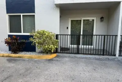 8009 W 6th Ave #B, Hialeah: photo 1 of 9