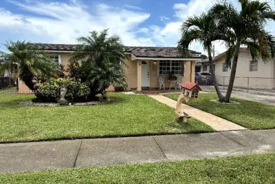 1340 W 36th St, Hialeah: photo 1 of 10