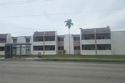 8990 SW 24th St #226, Miami: photo 1 of 12