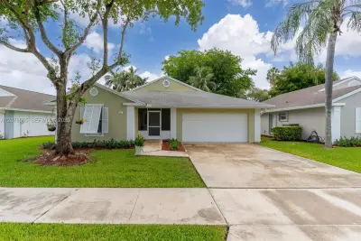527 SE 27th Dr, Homestead: photo 1 of 31