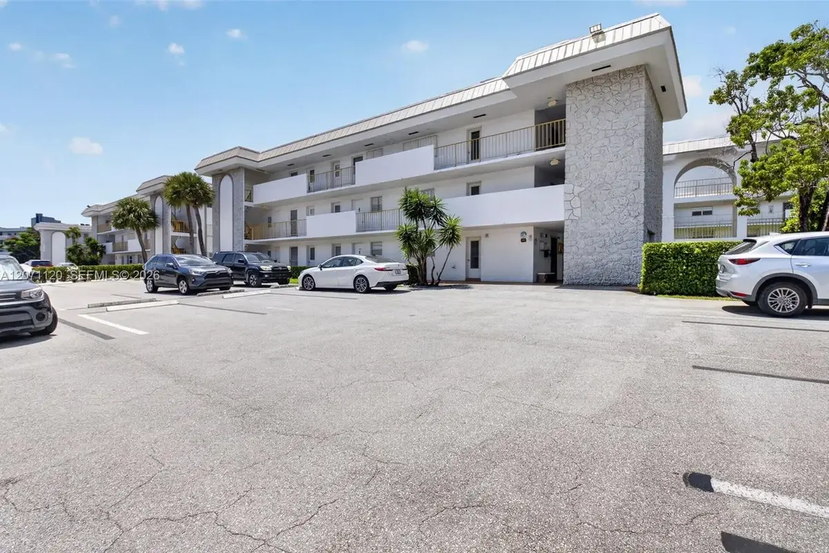5501 NW 2nd Ave #106, Boca Raton: photo 1 of 32