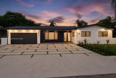 431 NE 146th Ter, Miami: photo 1 of 41