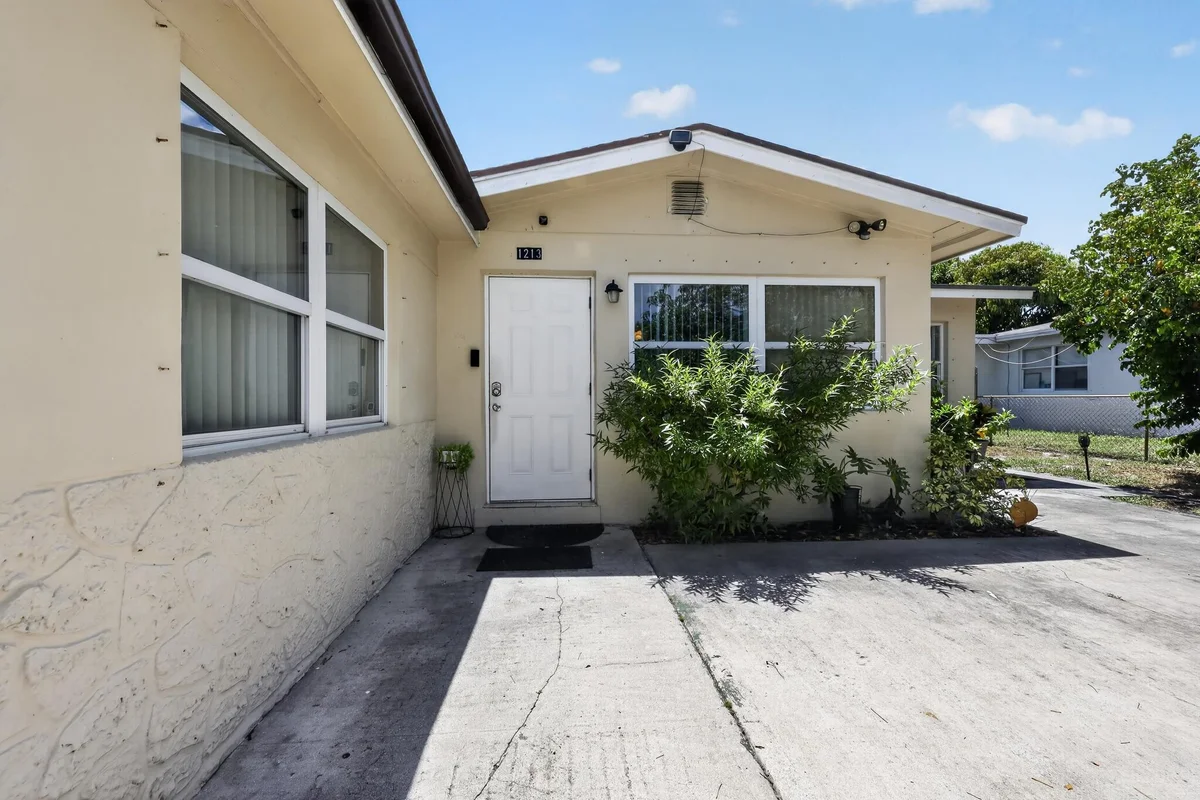 1213 14th Ave S, Lake Worth Beach: photo 1 of 32