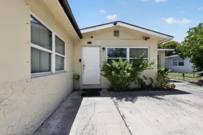 1213 14th Ave S, Lake Worth Beach: photo 1 of 32