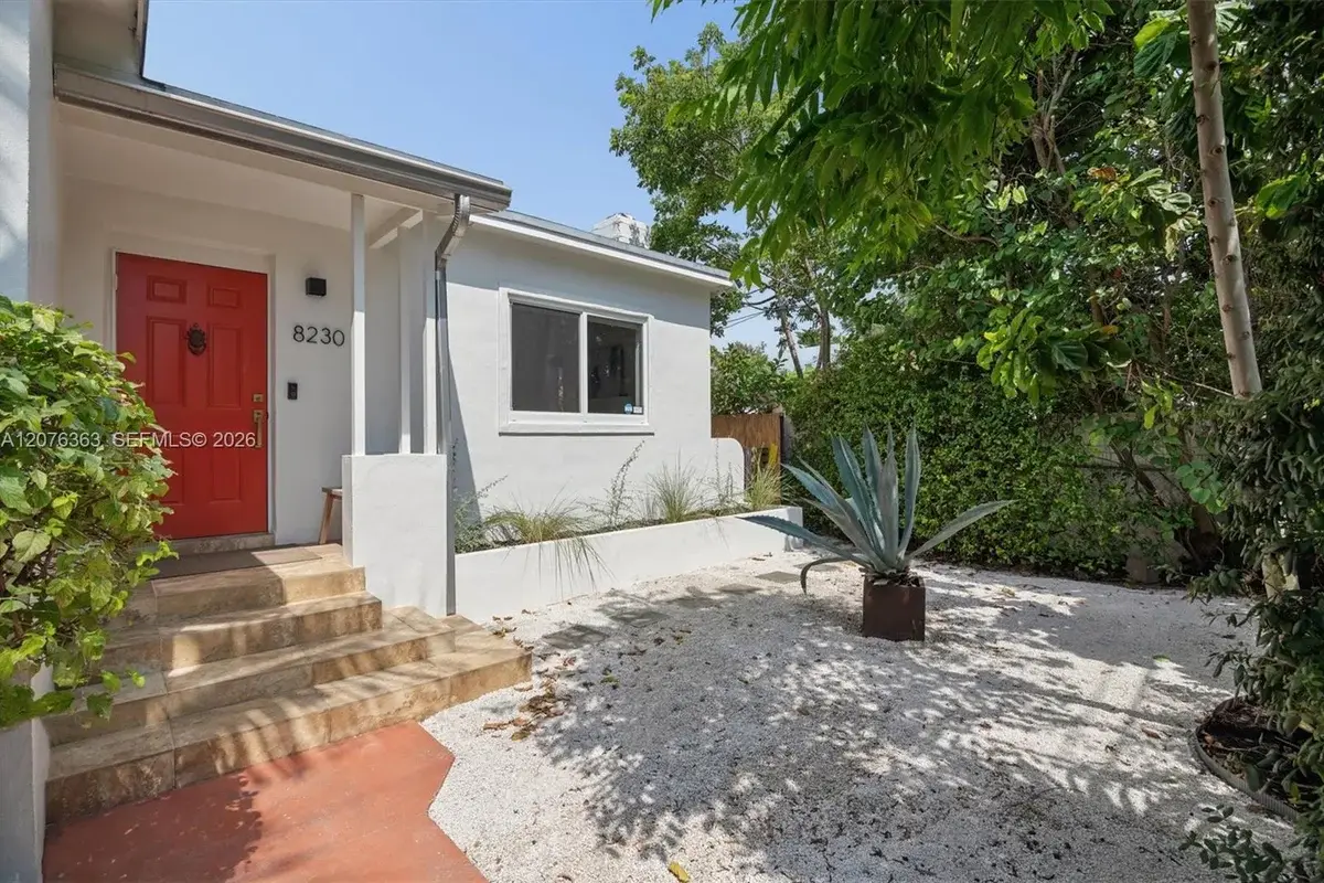 8230 NE 1st Pl, Miami: photo 1 of 37