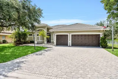 10668 NW 69th St, Parkland: photo 1 of 81