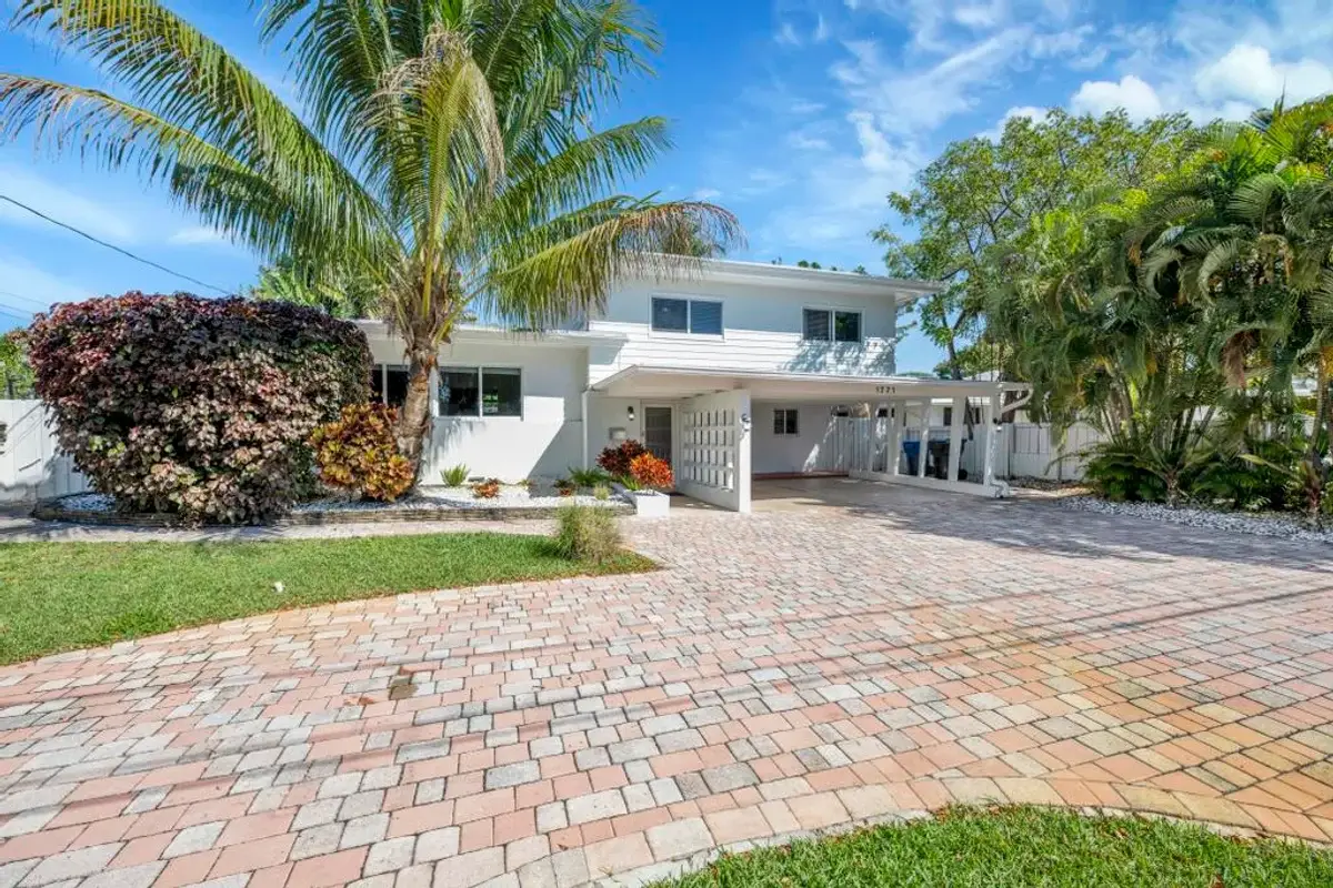 1771 NE 35th St, Oakland Park: photo 1 of 38