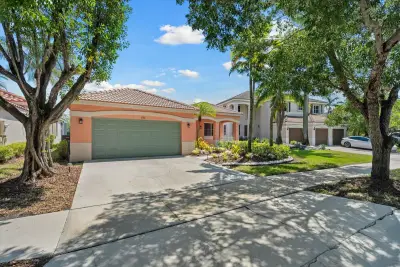 886 Sunflower Cir, Weston: photo 1 of 60
