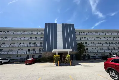 232 NE 12th Ave #103, Hallandale Beach: photo 1 of 10