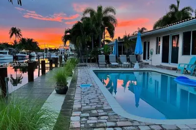 2424 SE 9th St, Pompano Beach: photo 1 of 42