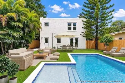 22 NE 44th St, Miami: photo 1 of 58