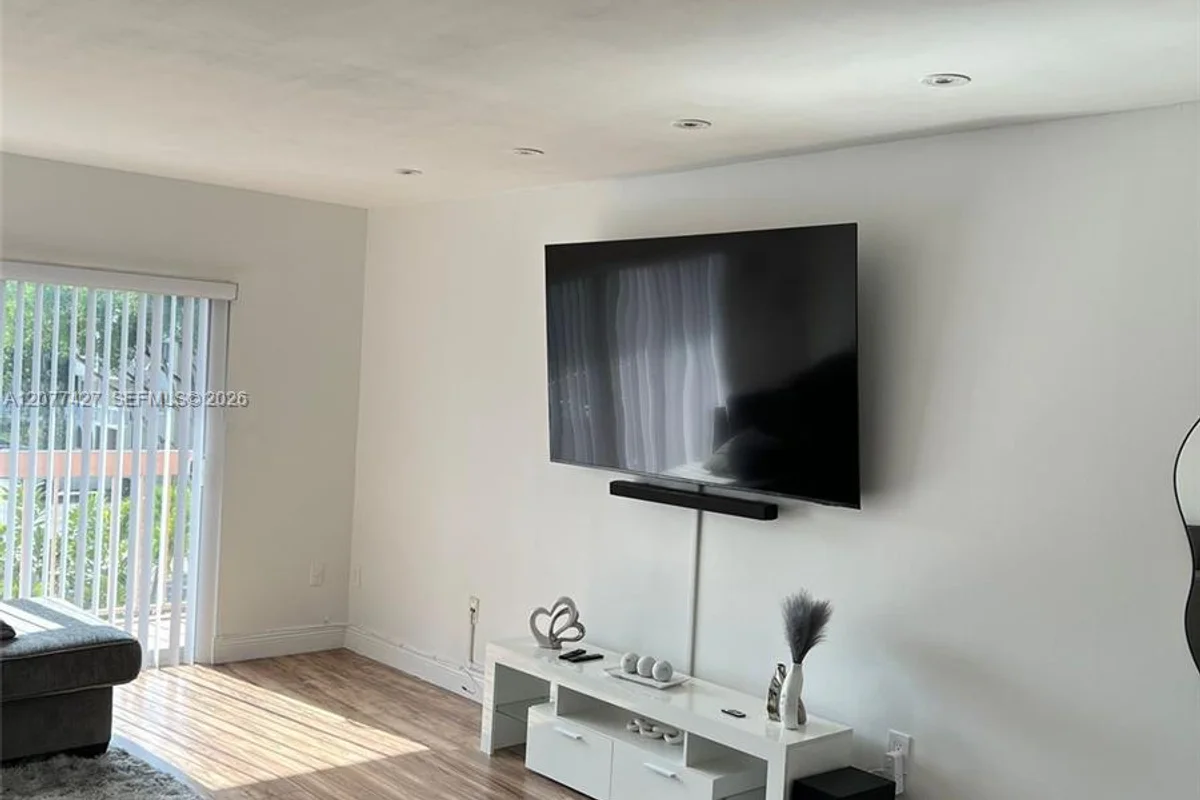 7810 Camino Real #i-306, Miami: photo 1 of 6