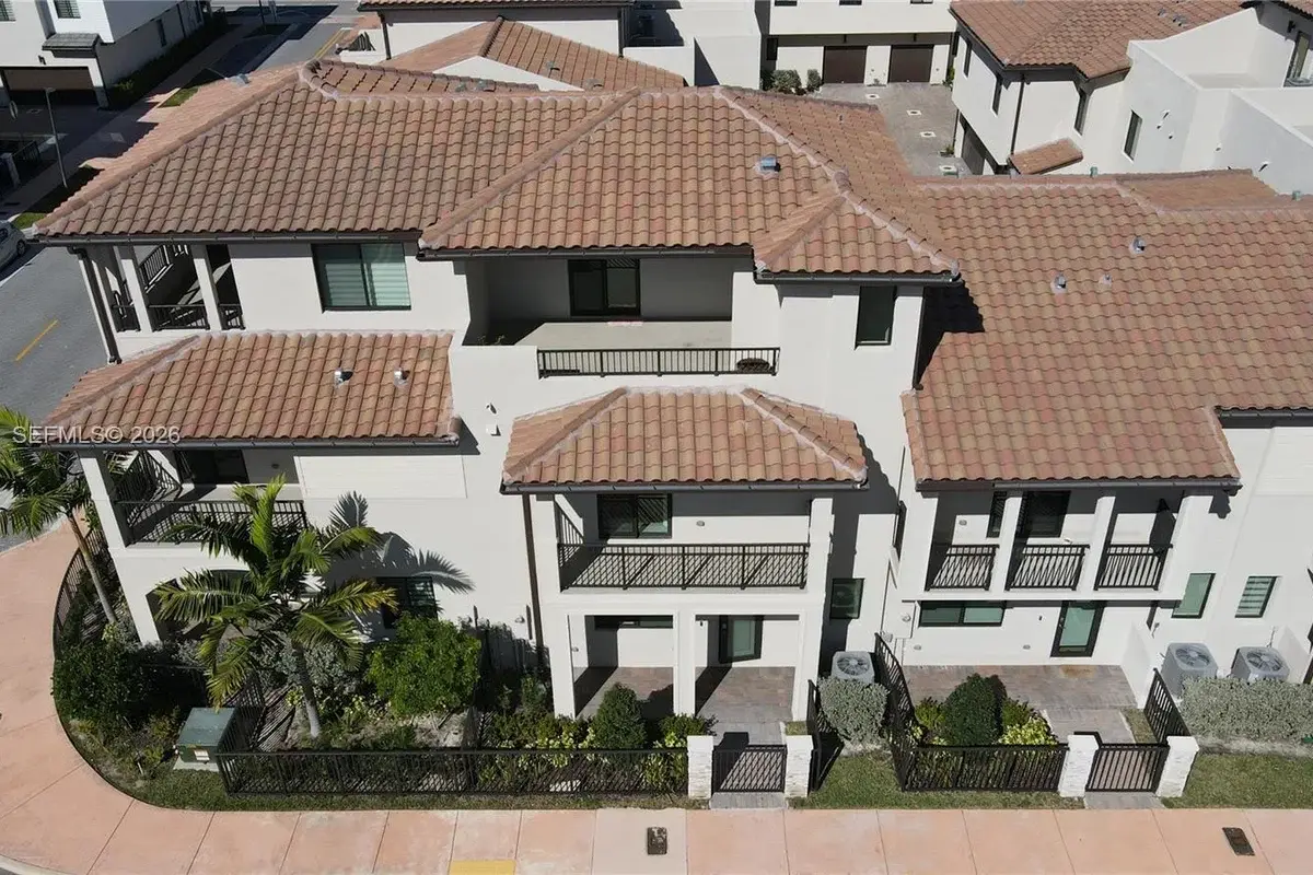 4242 NW 82nd Ave, Doral: photo 1 of 43