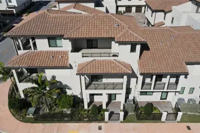 4242 NW 82nd Ave, Doral: photo 1 of 43
