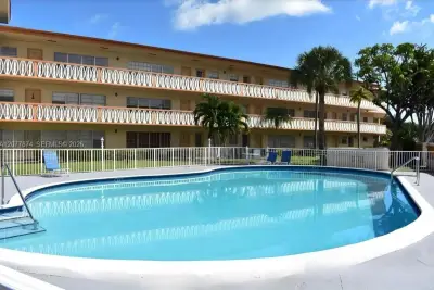 1885 NE 121st St #16, North Miami: photo 1 of 15