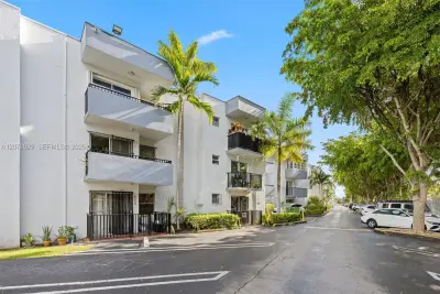 1800 SW 25th St #2305, Miami: photo 1 of 14