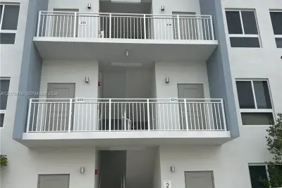 610 NE 2nd St #304, Dania Beach: photo 1 of 16
