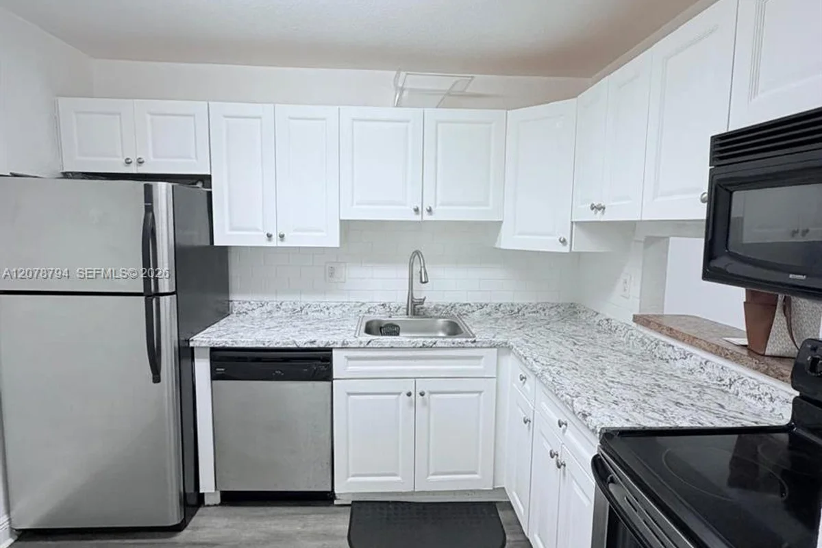 5201 Geneva Way #311, Doral: photo 1 of 14