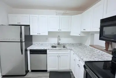 5201 Geneva Way #311, Doral: photo 1 of 14